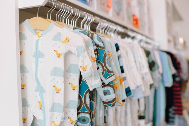 Gdzie kupować ubrania dla dzieci? Polecane sklepy z ubraniami dziecięcymi