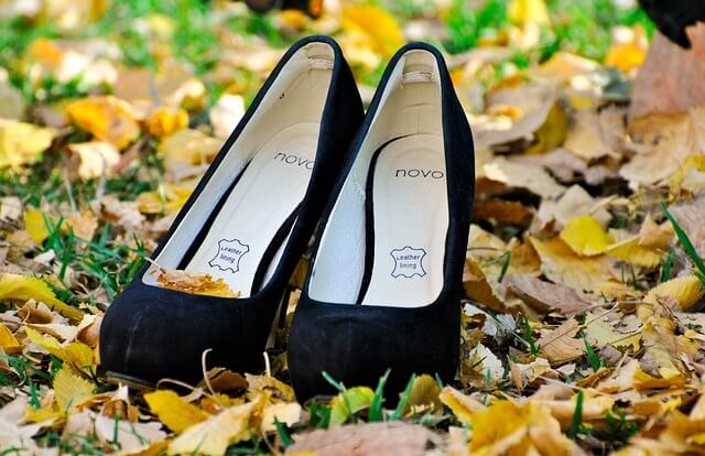 Buty na obcasach w jesiennych liściach