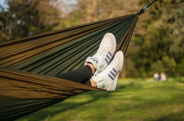 Do czego nosić sneakersy? Czy sportowe buty pasują do wszystkiego?