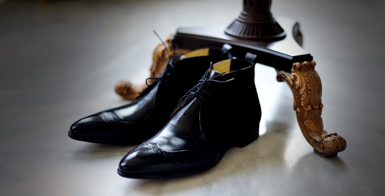 Eleganckie czarne skórzane buty męskie pasujące do garnituru