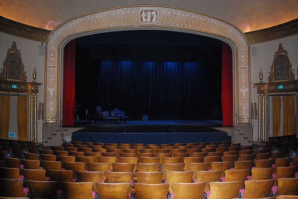 Jak się ubrać do teatru?