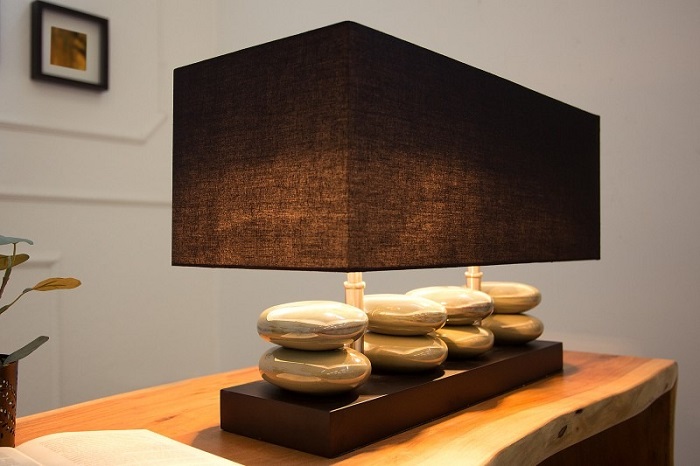 Lampa stołowa z kamieniami