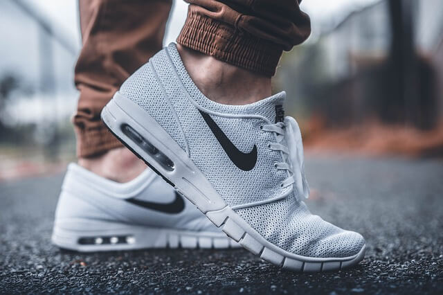 nogi w butach Nike