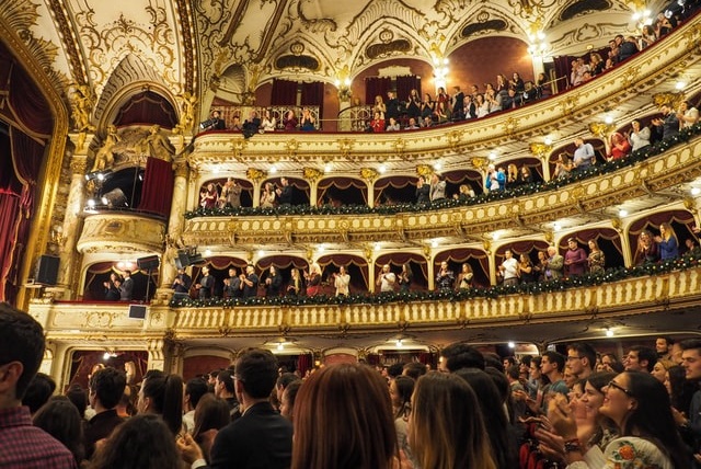 Opera wypełniona widzami