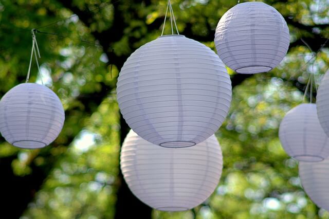 Papierowe lampy na weselu